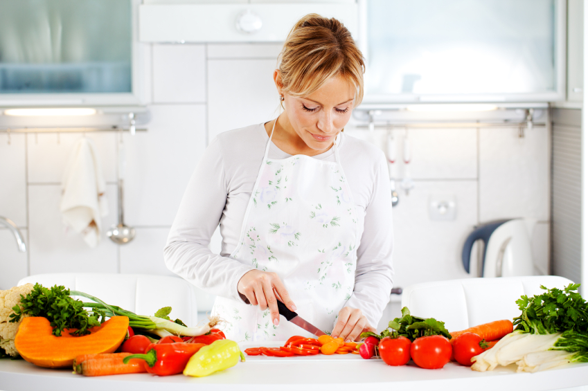 Femme cuisine legumes