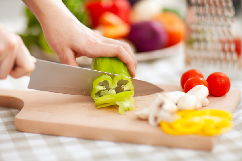 Нож режет овощи. Нарезка овощей. Нарезанные овощи. Резать овощи. Нарезание продуктов.
