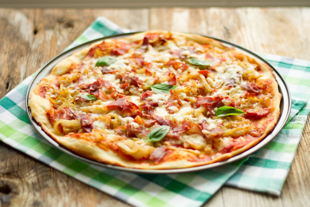 pizza-au-prosciutto-oignons caramelises, cheddar
