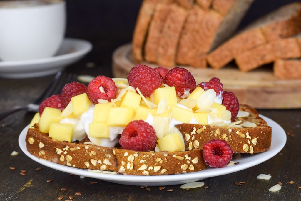 Plat de pains dorés avec fruits