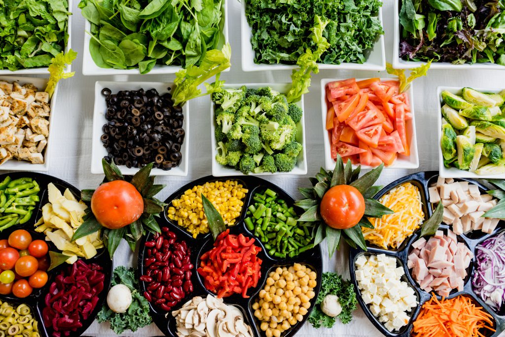 Table remplie d'aliments