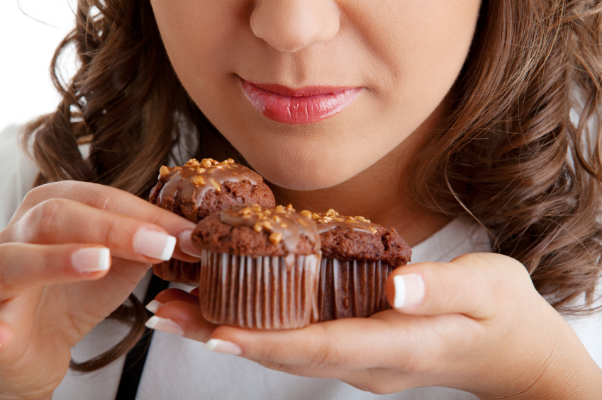 Сон ем шоколад. Дегустатор шоколада женщина. Женщина в шоколаде. Булочка с шоколадом. Девушка есть шоколадный торт.