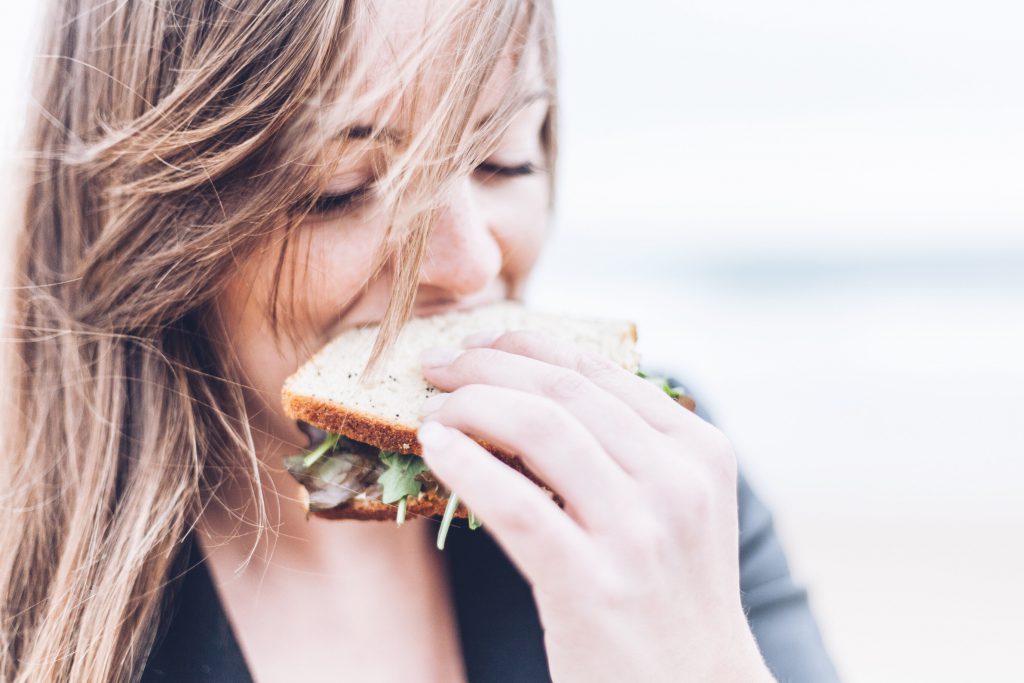 Personne mangeant un sandwich