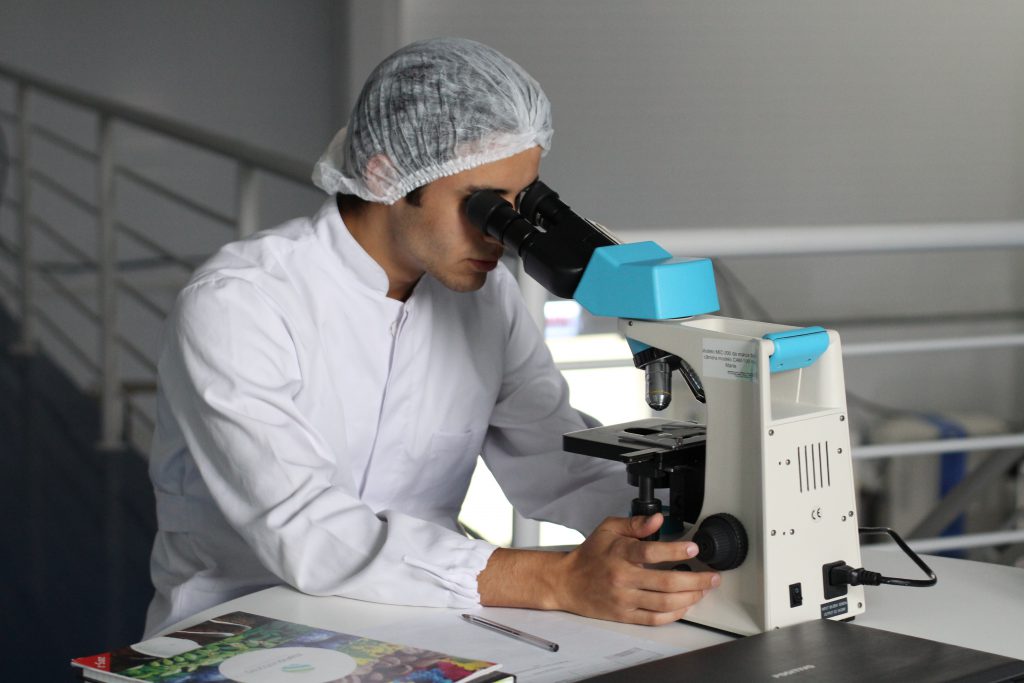 Personne regardant au microscope