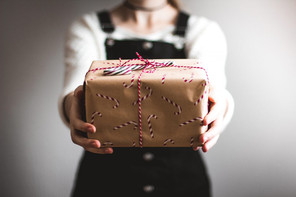 Personne tenant un paquet cadeau