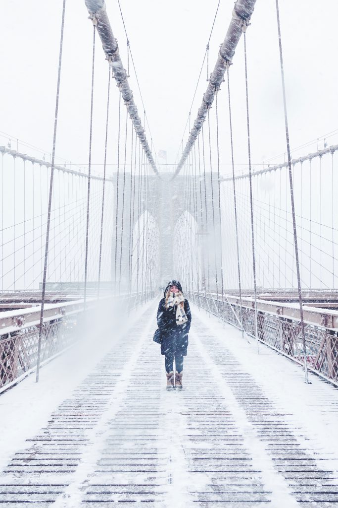 Personne sur un pont l'hiver