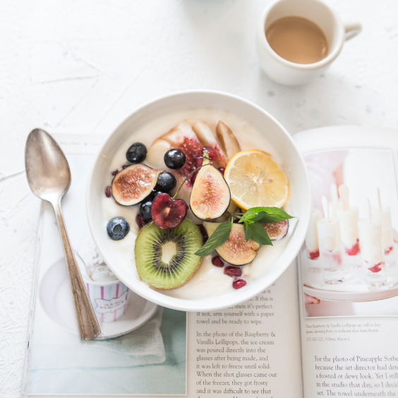 Bol de fauxgourts avec fruits