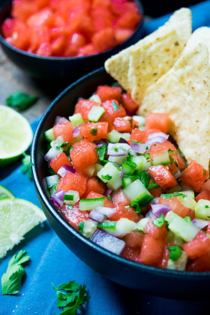 Bol de salsa au melon d'eau et concombre avec croustilles