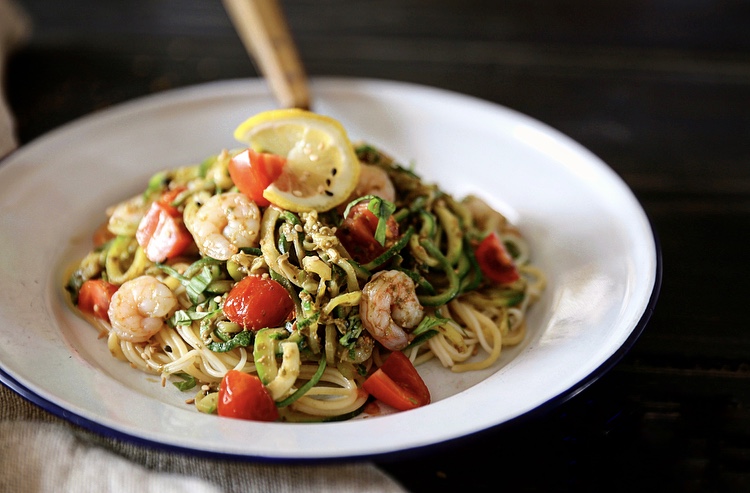 Zucchini noodles aux crevettes et pesto