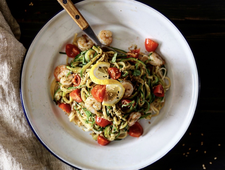 zucchini-noodles-crevettes-et-pesto