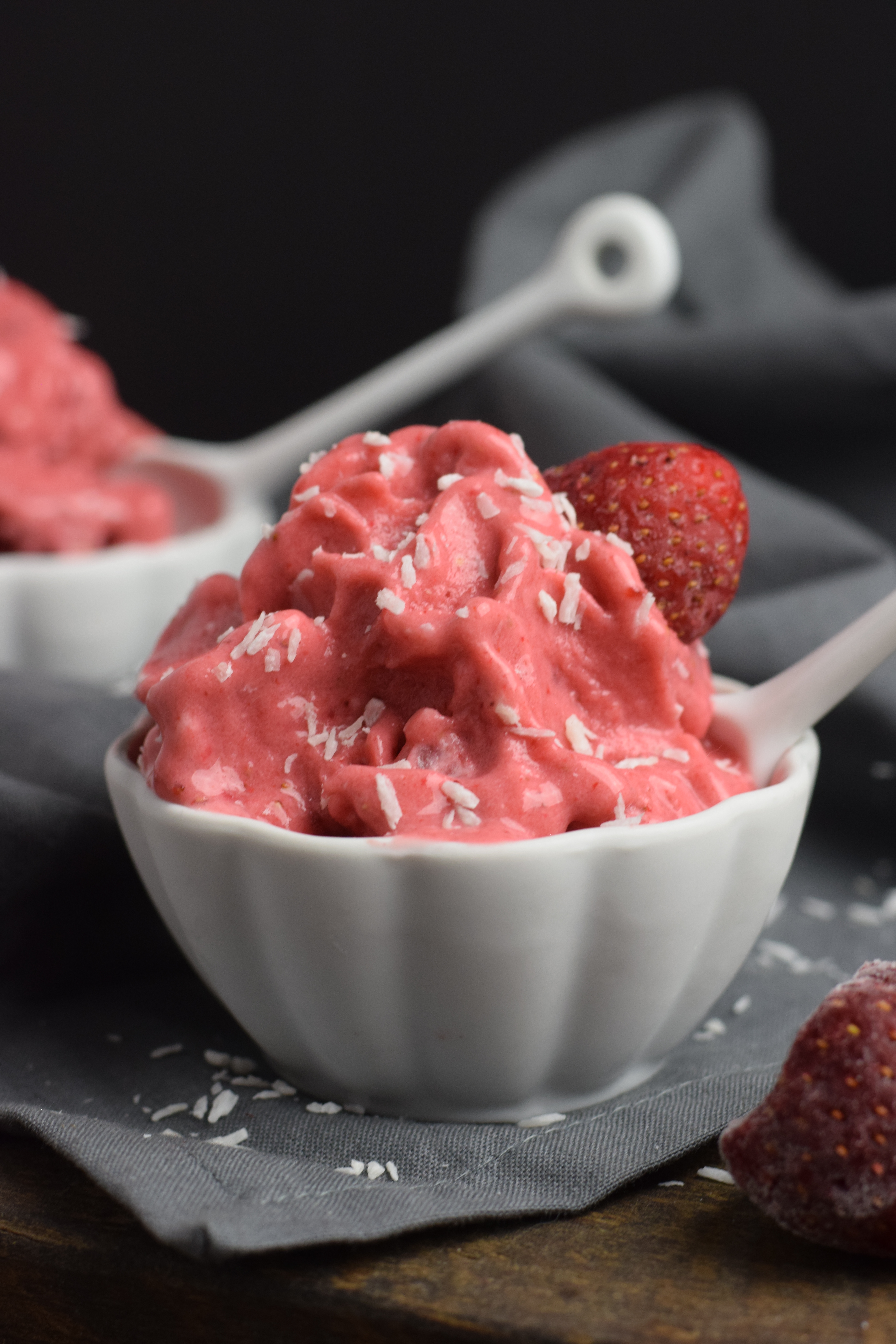 2 ingrédients : crème glacée à la fraise et à la noix de coco
