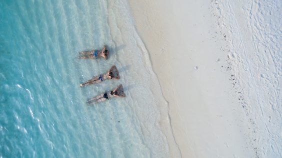 Trois femmes étendues à la plage