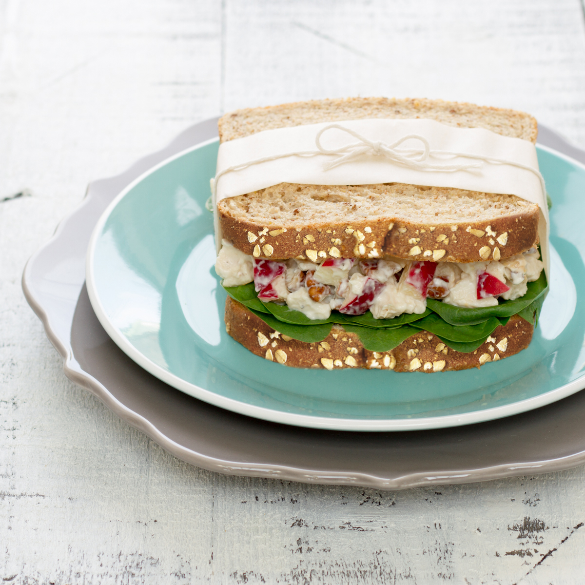 Sandwich à la salade de poulet, pommes et noix