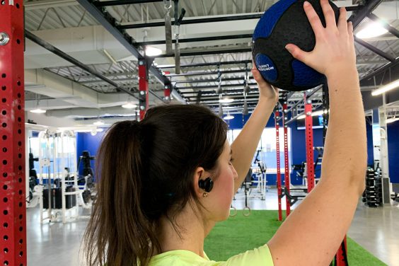 fille a l'entrainement avec ecouteur sans fil