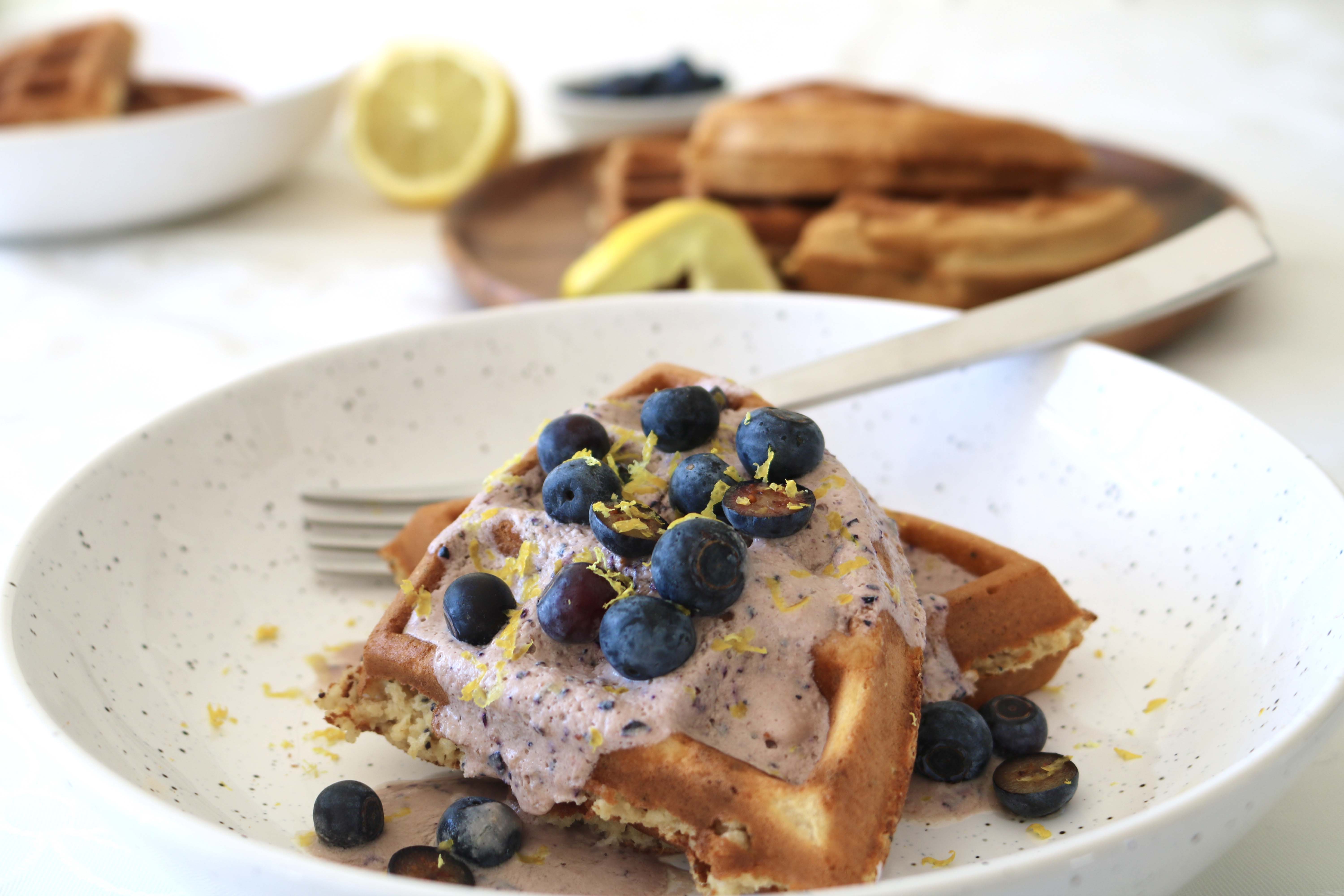 Gaufres au zeste de citron et graines de pavot avec coulis aux bleuets