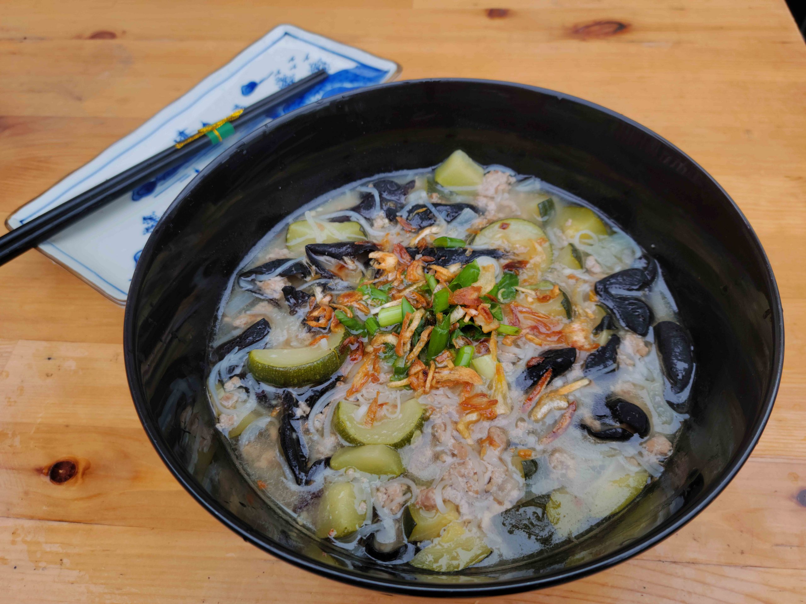 Soupe-repas au porc et zucchinis à la vietnamienne