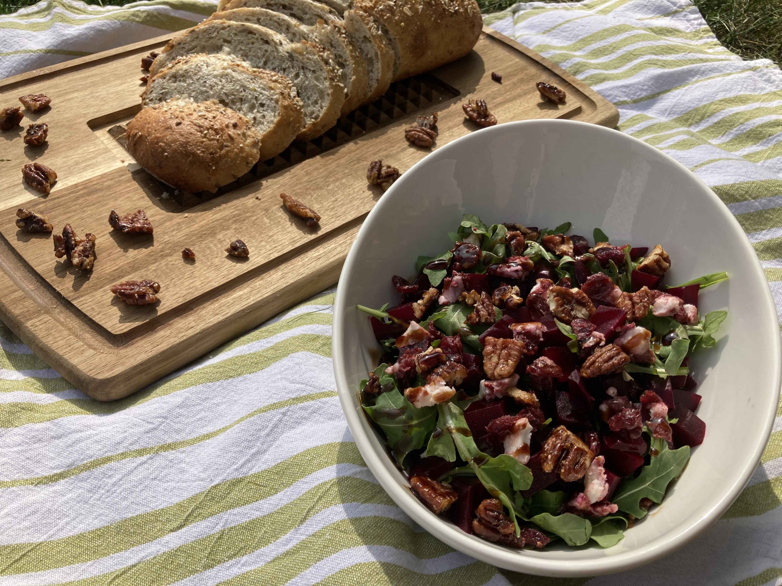 Salade de betteraves au fromage de chèvre et pacanes caramélisées