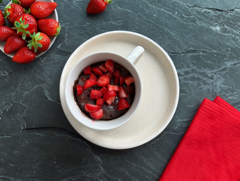 mugcake-chocolat-fraises-chocolate-mugcake