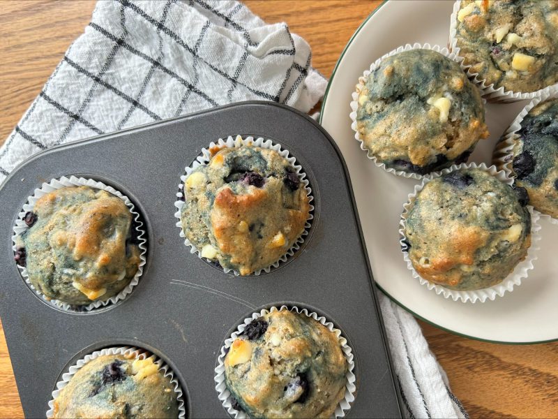muffins-bleuets-chocolat-blanc-blueberry-and-white-chocolate-muffins