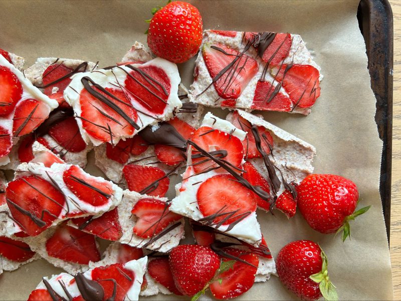 ecorce-yogourt-glace-fraises-chocolat-strawberry-chocolate-frozen yogurt bark